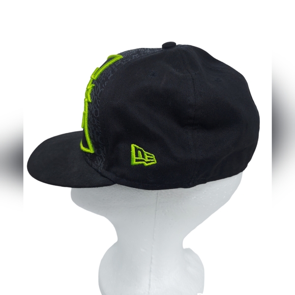 DC by New Era Black/Fluorescent Green Men's Hat Size 7 - Picture 2 of 6